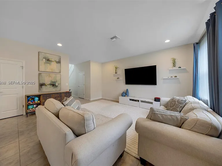 932 Banyan Dr — Photo 5