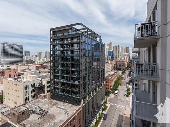 4th image of 419 W Huron St #1402