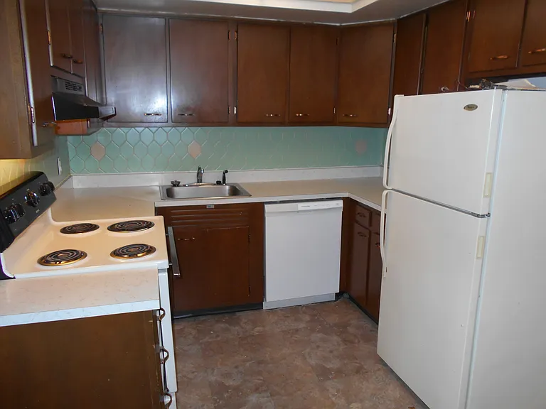 718 E 18th St #B10 — Photo 5