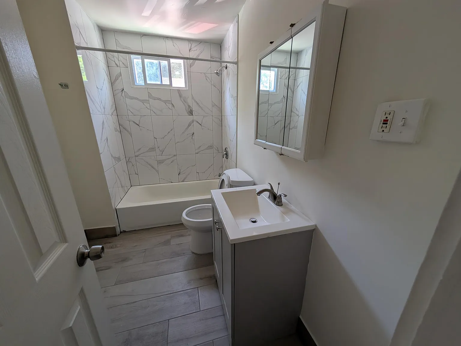 2 bed, 800 sqft, $2,400 — Photo 2