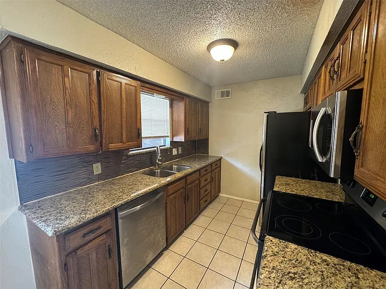 2721 Hurstview Dr #D — Photo 7