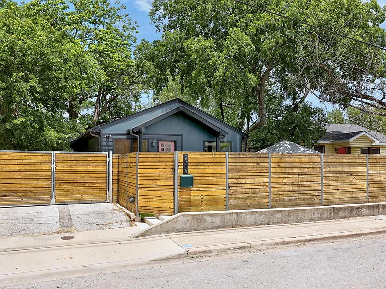 2714 E 2nd St — Photo 2
