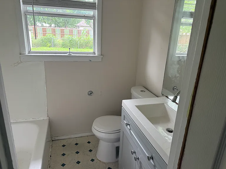 406 N Hughes St — Photo 2