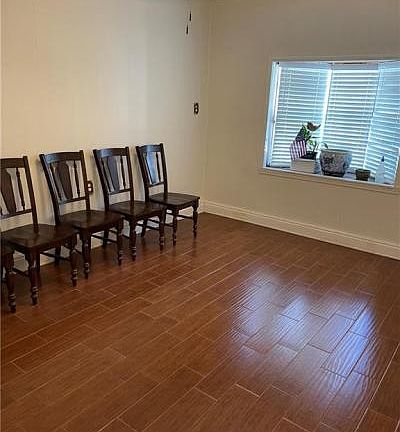 4th image of 300 Linwood Dr