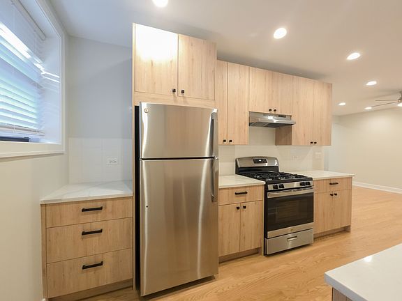 2nd image of 2020 W Ainslie St #1