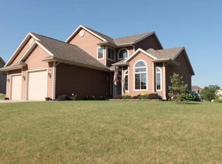 520 Oakmont Dr, Waukesha, WI