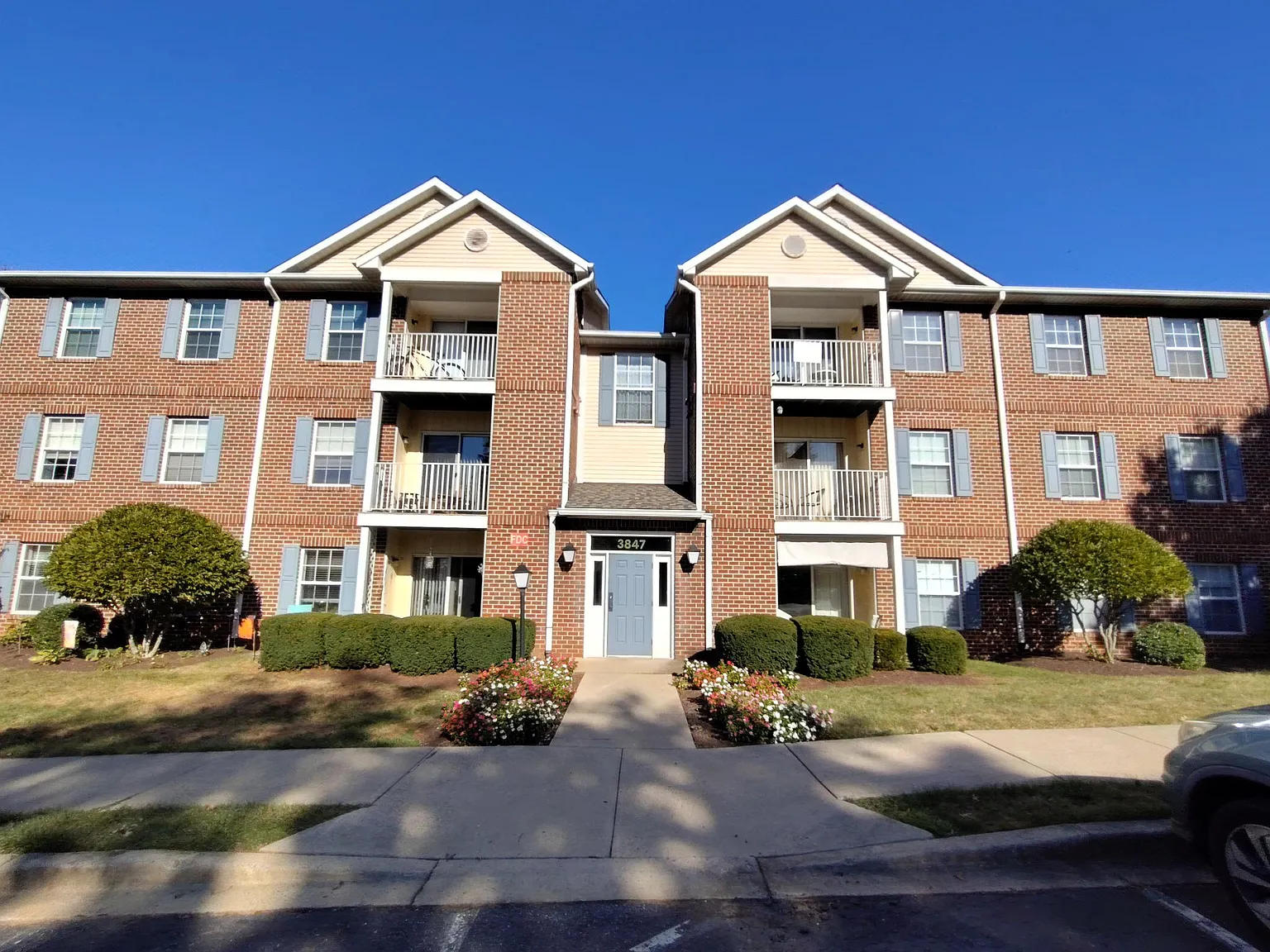 2 bed, 933 sqft, $1,795 — Photo 1