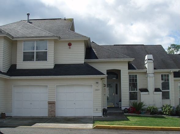 Beautiful Campus Village Townhome