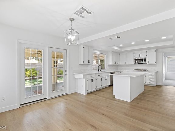 5th image of 1009 Sage Hollow Cir