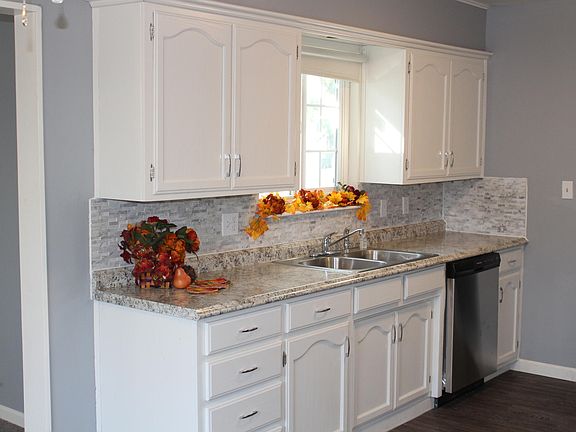 4th image of 1032 W Valley Dr