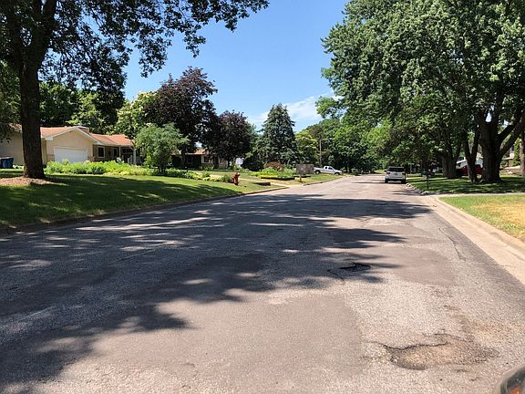 5th image of 904 Pleasant Ave N