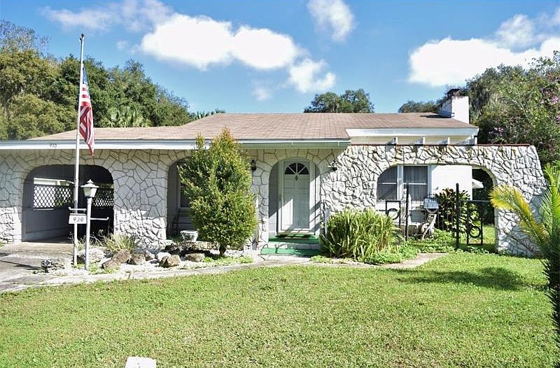 1st image of 930 E Lake Dr