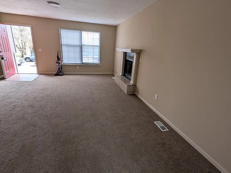 841 E Pinewood St — Photo 2
