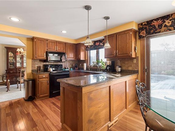 3rd image of 241 Selkirk Dr