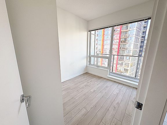 4th image of 97 W Georgia St #1420
