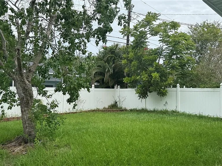 9652 Commodore Dr — Photo 15
