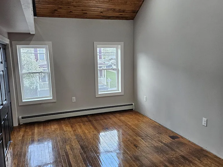 160 Bloom St — Photo 8