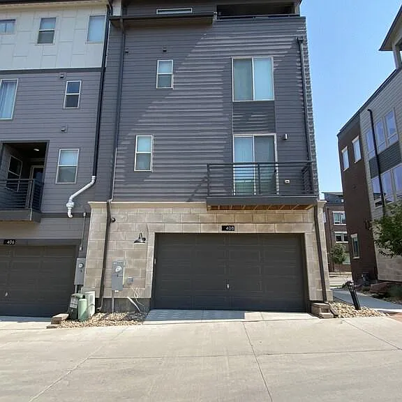 Back of property - Garage, Juliette patio