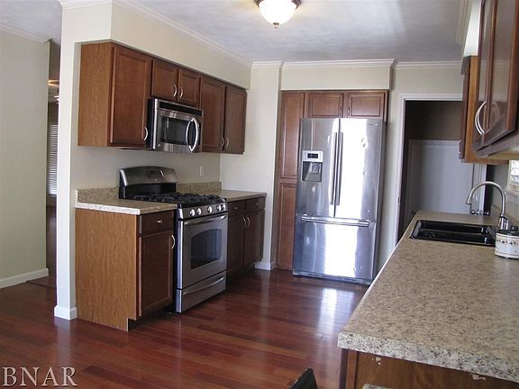 5th image of 907 W Oakland Ave
