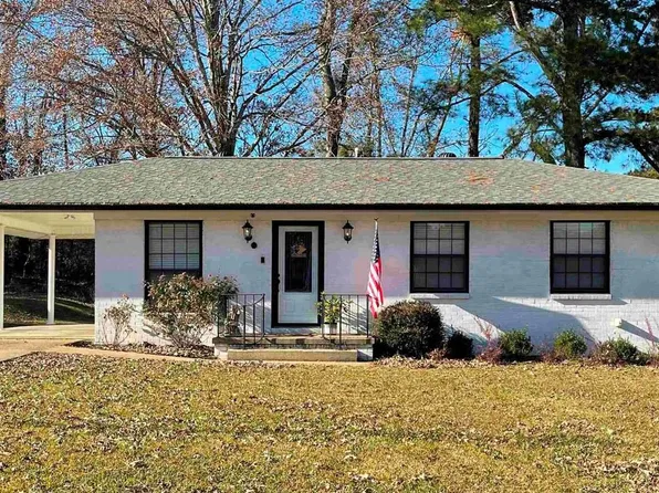 163 Country Club Ln, Selmer, TN 38375