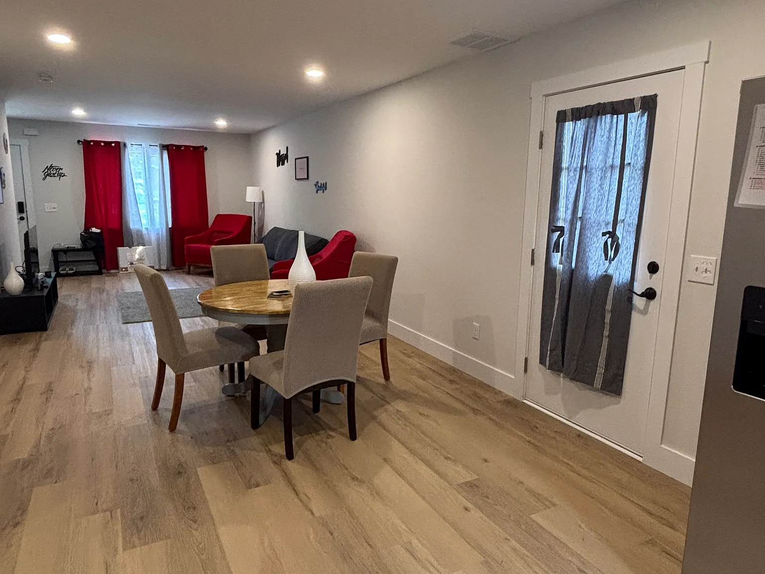 3 bed, 2.5 bath, 1259 sqft, $1,700 — Photo 3