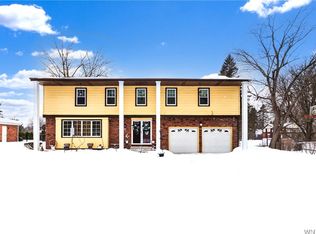 60 Chapel Woods, Williamsville, NY 14221