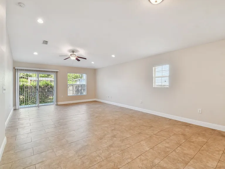 2321 W Beach St — Photo 17