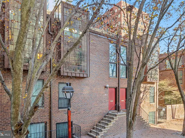 32 Saint James Ct, Philadelphia, PA 19106