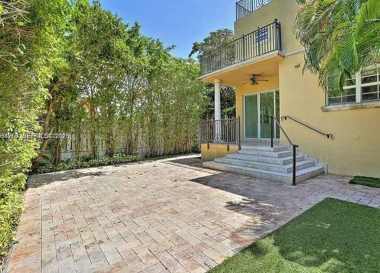 592 Fernwood Rd #B — Photo 2