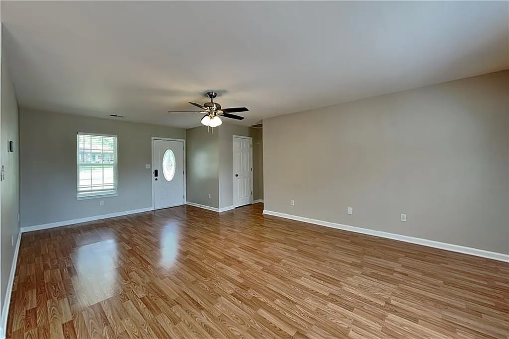 3 bed, 2.0 bath, 1551 sqft, $1,800 — Photo 4