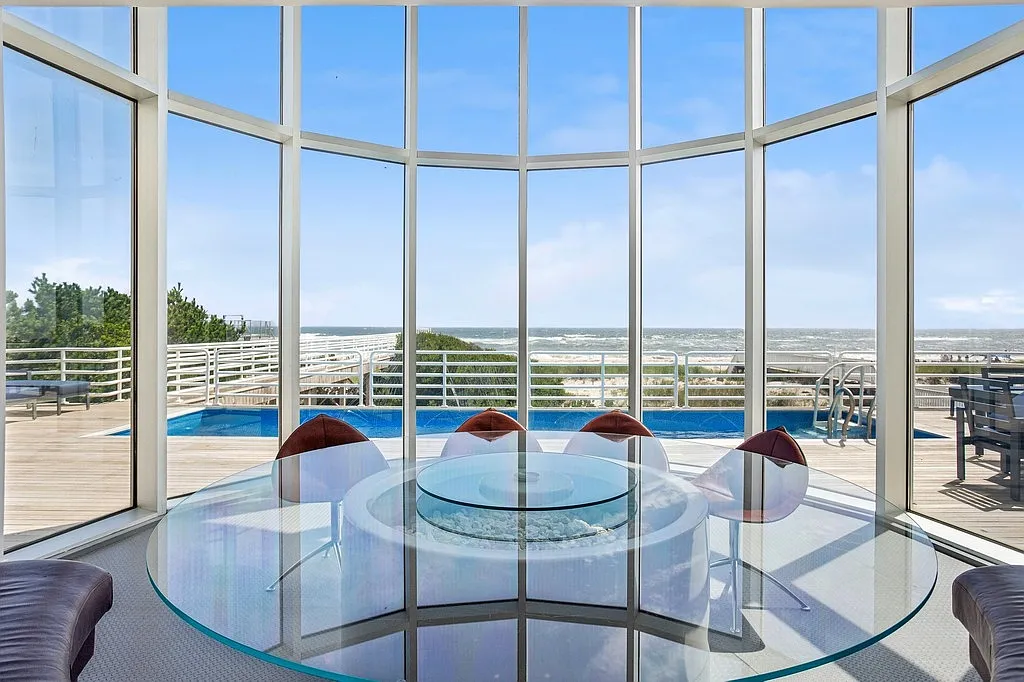 6 Bedroom Magical Oceanfront Gem — Photo 2