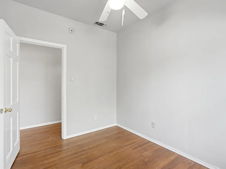 1041 Albany St — Photo 12