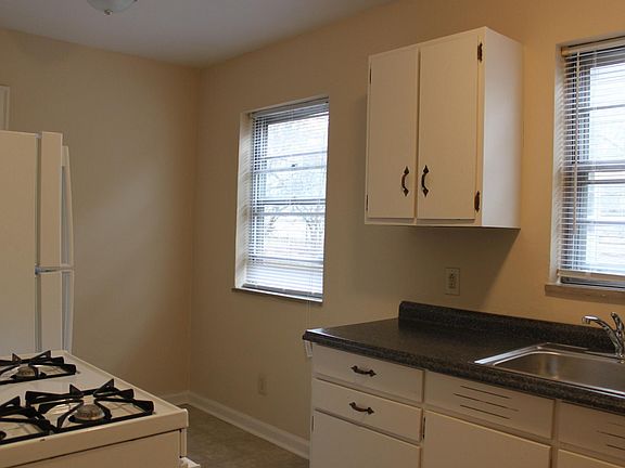 5th image of 122 Saint James Dr