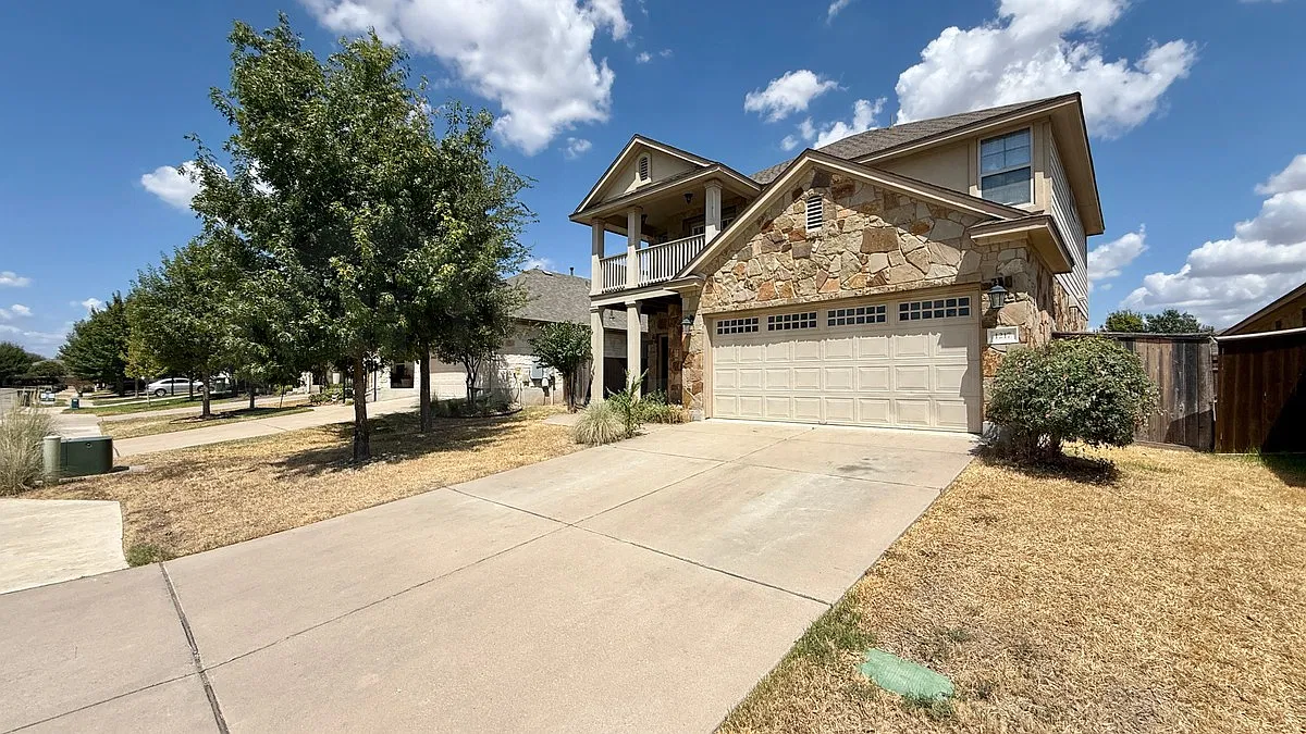 3 bed, 2.5 bath, 2002 sqft, $2,300 — Photo 1