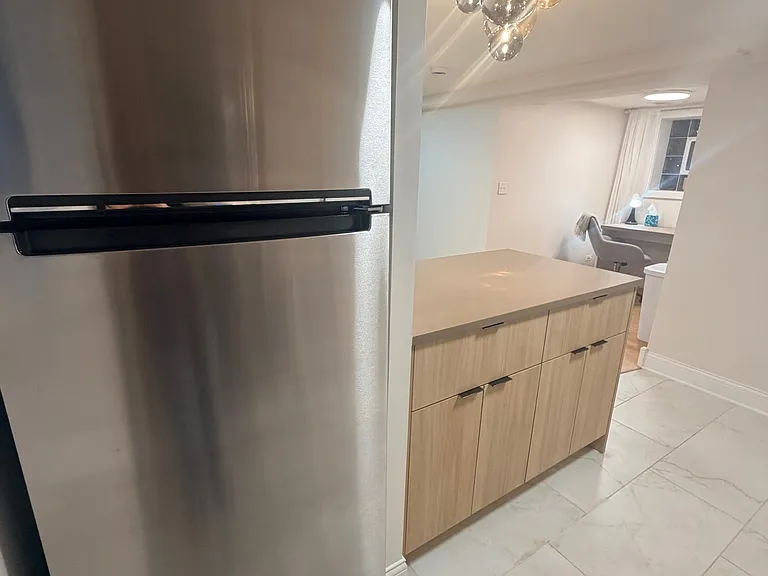 1624 N Oakley Ave — Photo 5