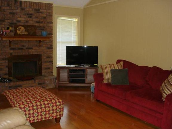 3rd image of 2520 Spruce Dr