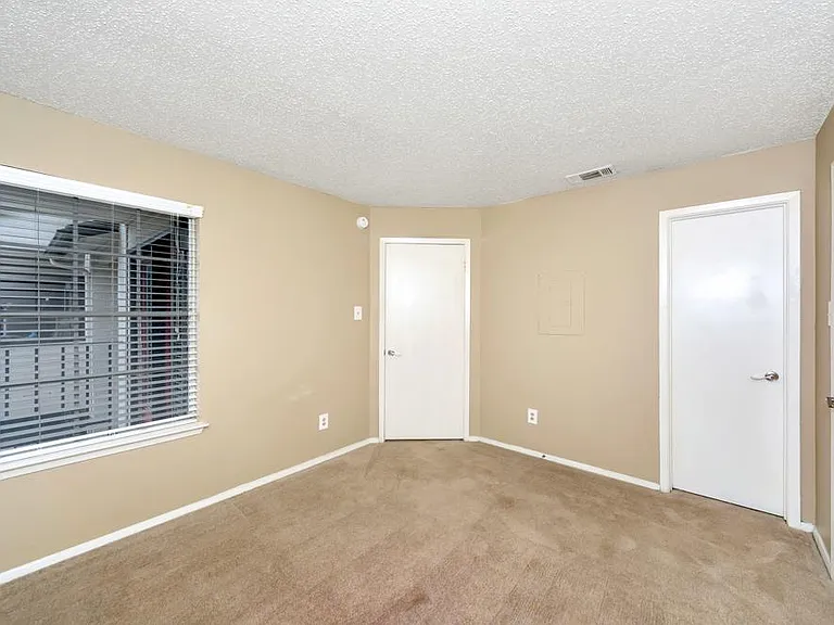Oak Meadow Apartments — Photo 27
