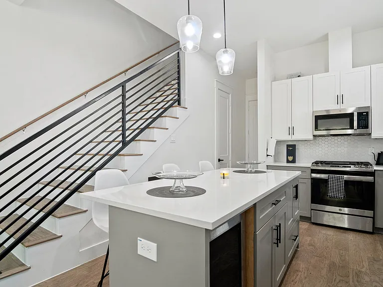 1704 Worms St — Photo 10