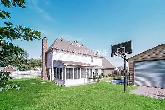 7477 Stonington Dr — Photo 15