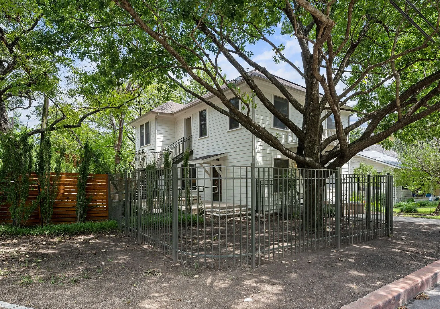 Historic and Charming 7 BR / 4.5 BA Home in Central Austin — Photo 3