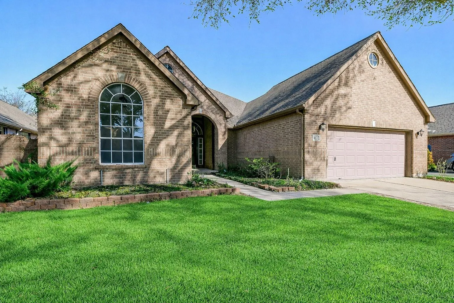3 bed, 2.0 bath, 2133 sqft, $2,550 — Photo 2