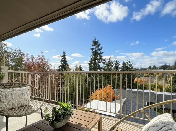 2920 76th Avenue SE #411, Mercer Island, WA 98040