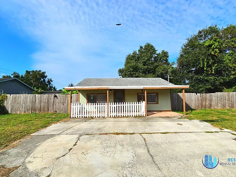 832 N Combee Rd — Photo 1