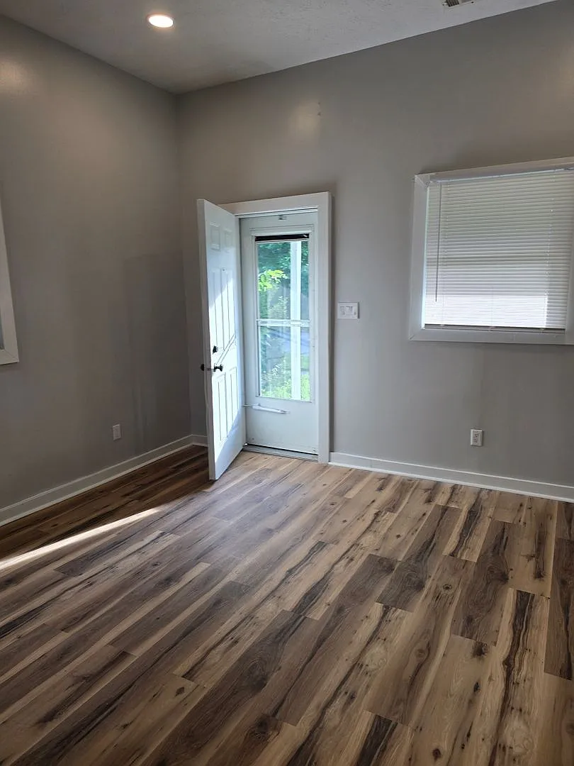 Studio Duplex located on the Westside near 10th St and White River Pkway Dr (Half off of 1st mont... — Photo 3