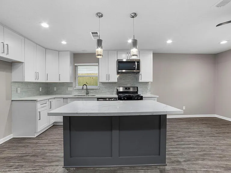 160 W Whitney St — Photo 9