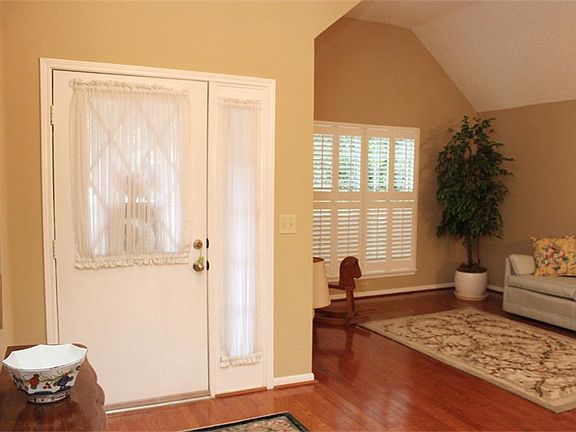 Open floor plan makes for an amazing entrance