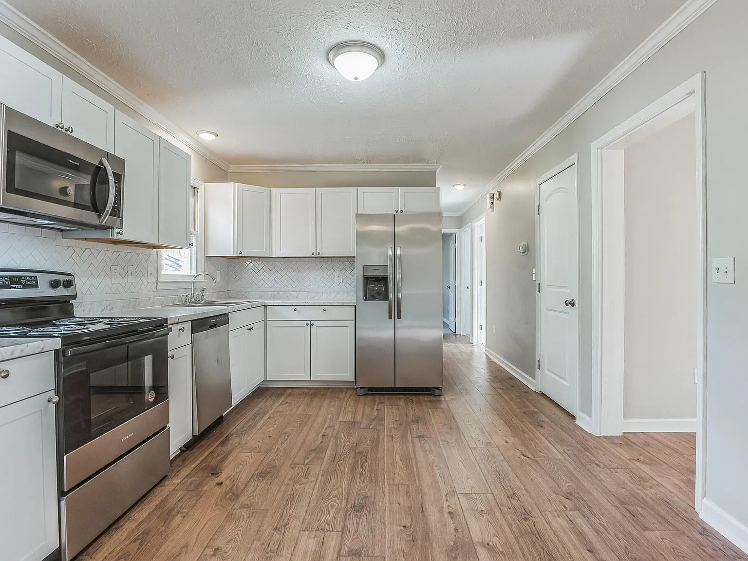 3 bed, 1056 sqft, $2,300 — Photo 2