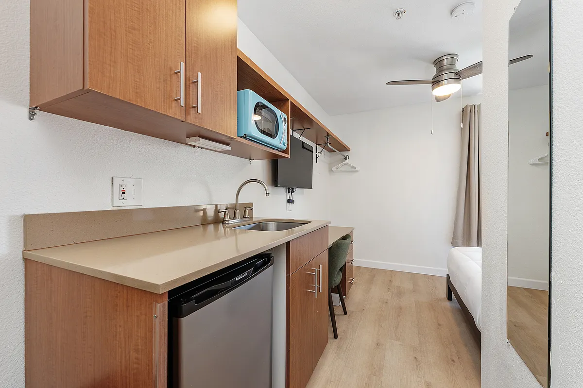 Vantaggio Suites State St. - Furnished, Flexible Leases, Utilities Included — Photo 1