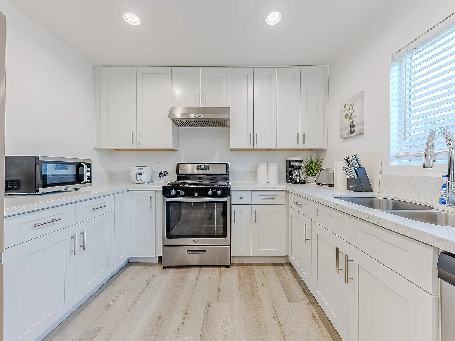 3 bed, 1300 sqft, $6,900 — Photo 2