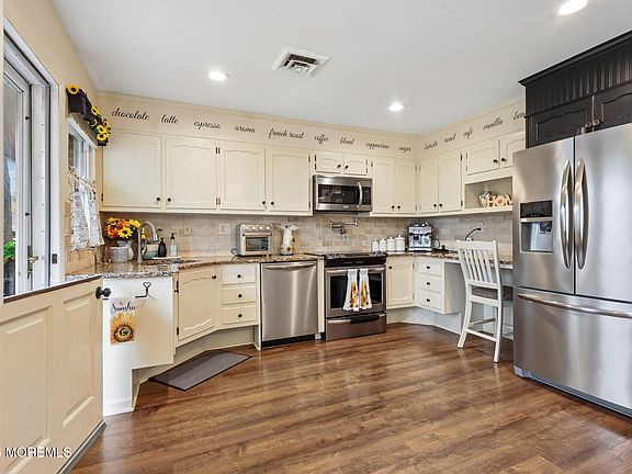 4th image of 609B Lake Point Drive #B